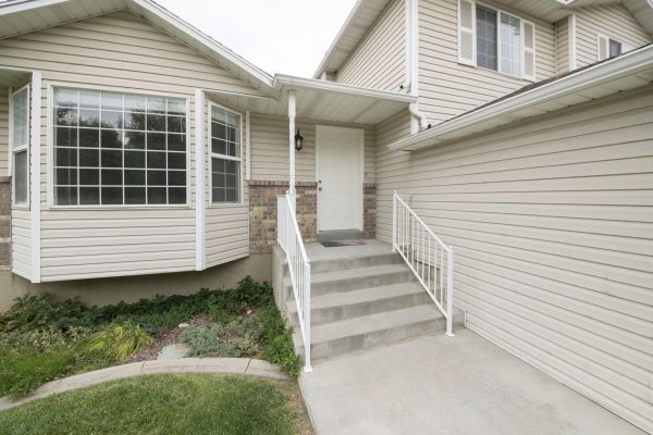 Cost of White Vinyl Siding Replacement in Morgan Hill